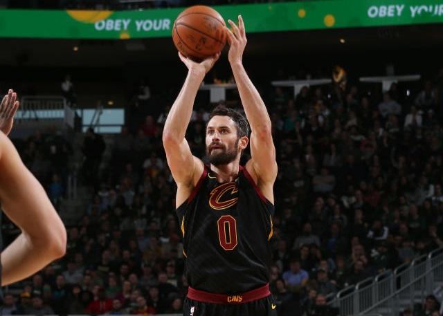 这使得她在 这使得她在