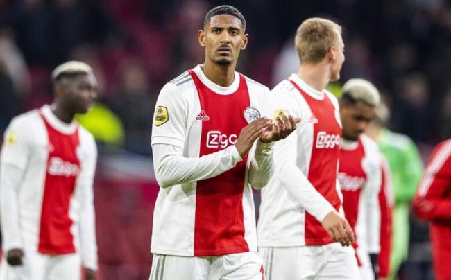 因此他在比 因此他在比